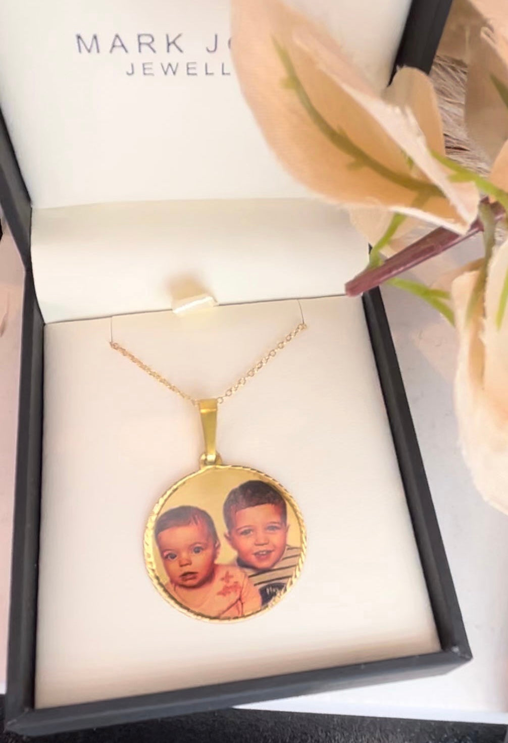 9CT YELLOW GOLD PHOTO DISC PENDANT NECKLACE